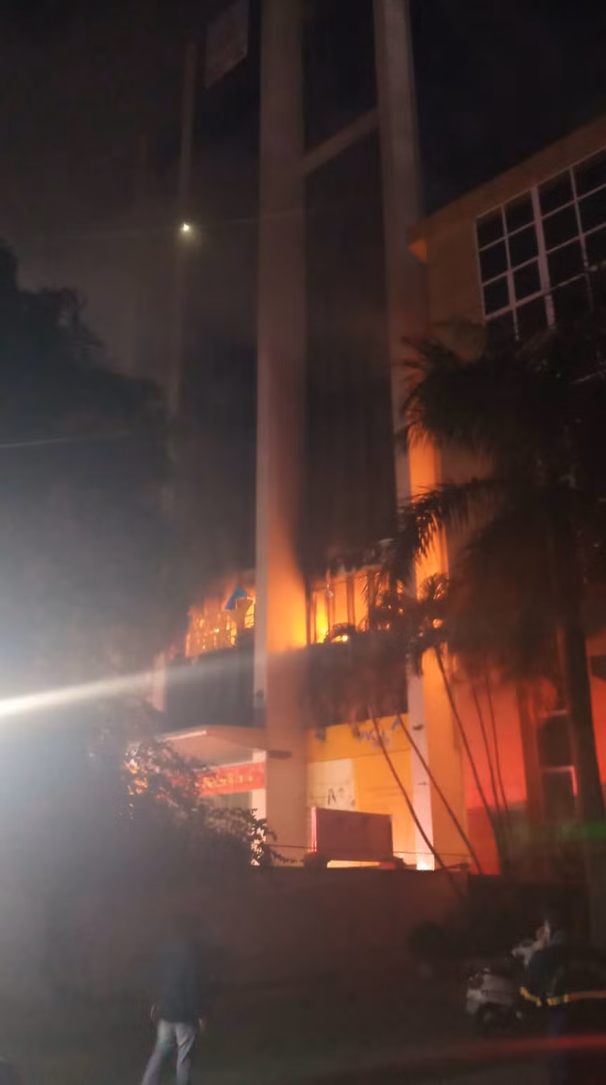 Công tác chữa cháy gặp nhiều khó khăn do ngọn lửa bùng phát lớn.