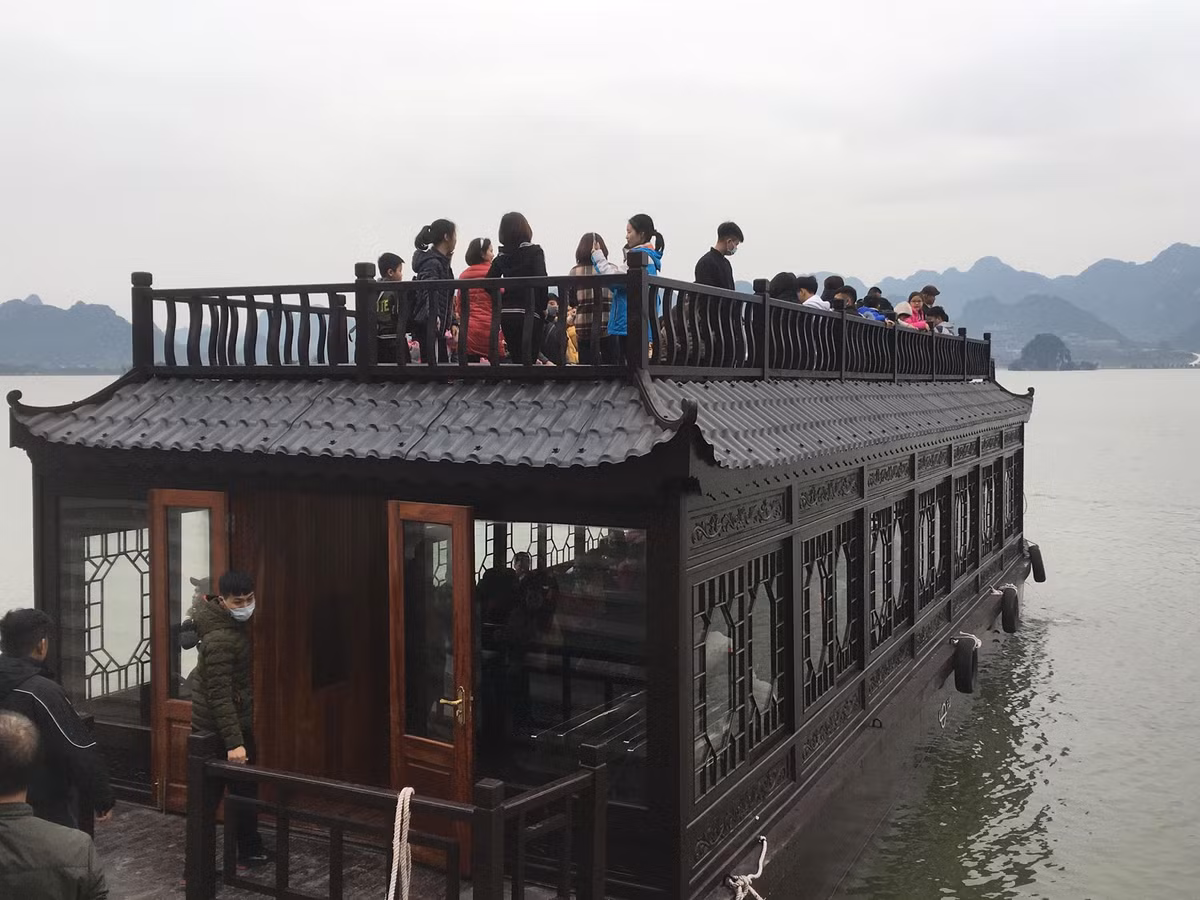 Một trong những du thuyền phục vụ khách.