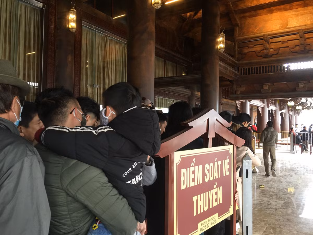 Du khách tại điểm soát vé thuyền.