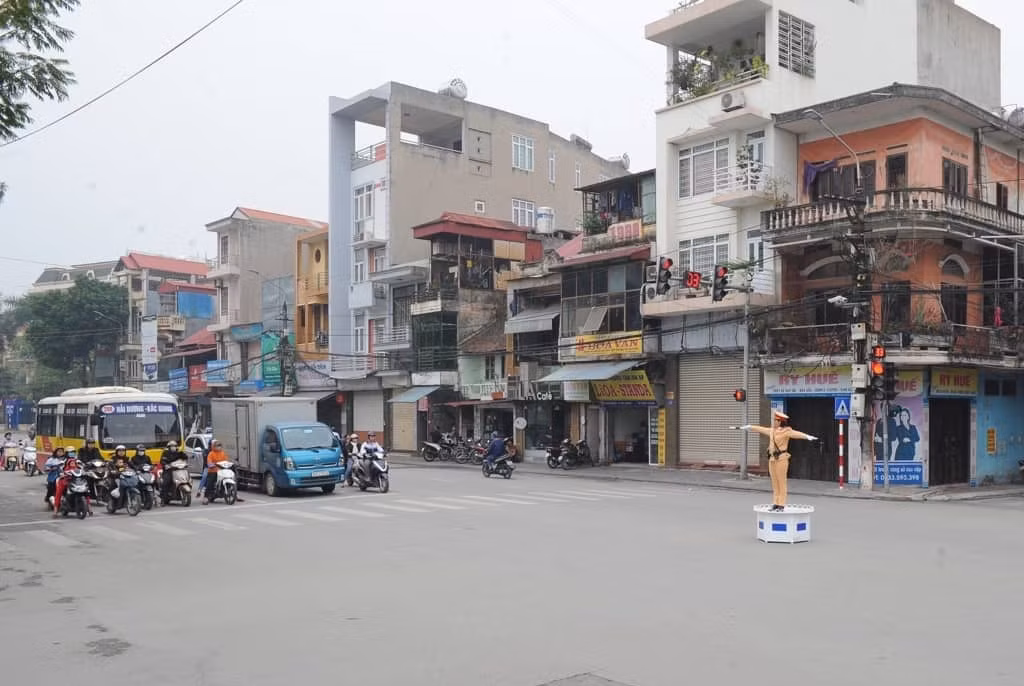 Thượng uý Phạm Hải Yến, 1 trong số các nữ CSGT tham gia điều tiết giao thông cho biết, bản thân và đồng đội rất vinh dự và hào hứng khi thực hiện nhiệm vụ được cấp trên giao góp phần đảm bảo ATGT trong những ngày nghỉ lễ, Tết.