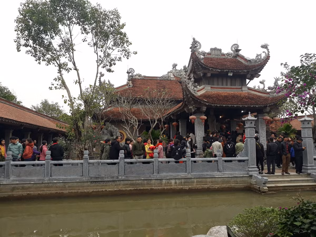 Nằm bên cạnh đền Tranh, chùa Tranh cũng là điểm đến thu hút đông đảo du khách.