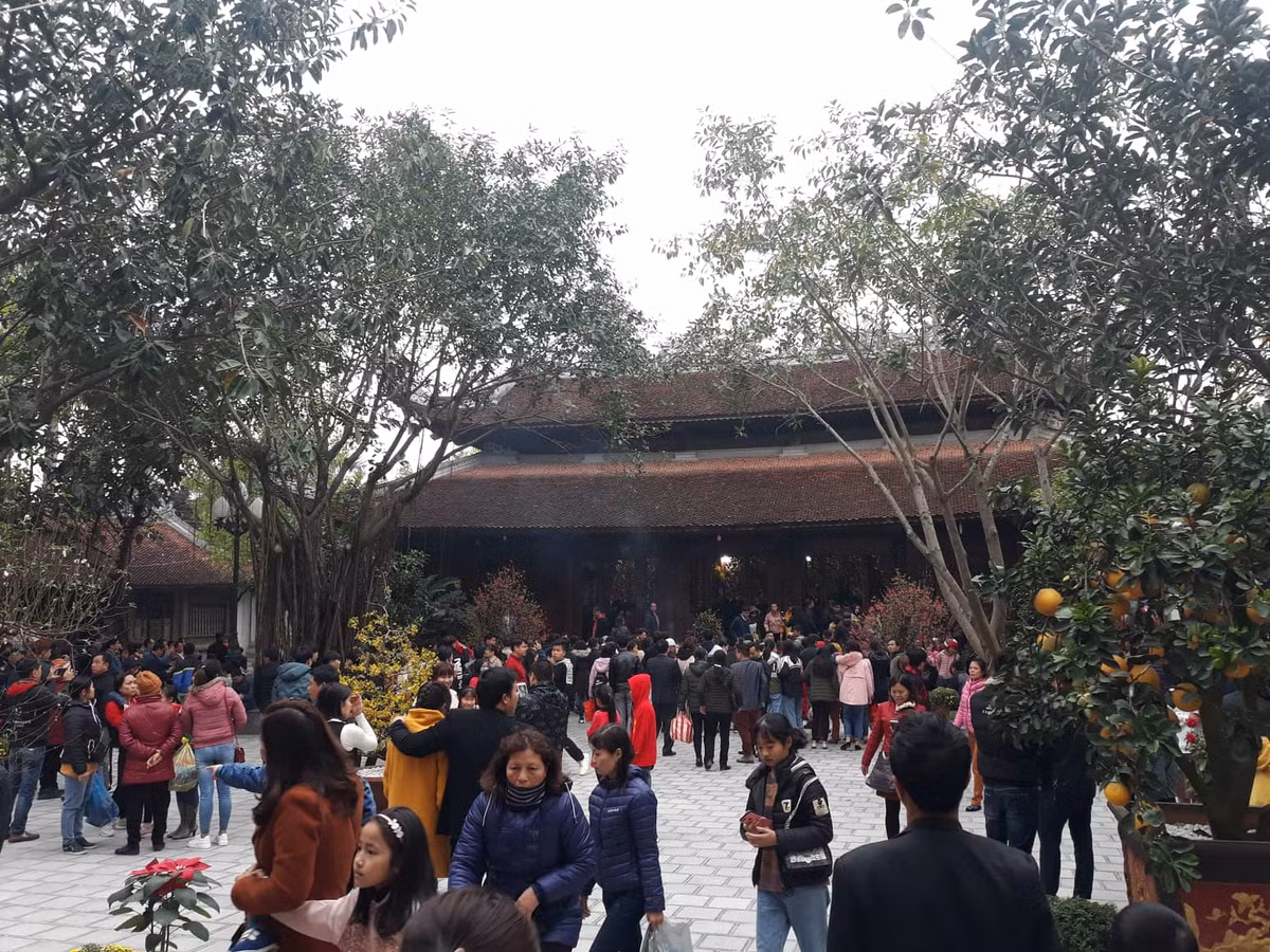 Trong khuôn viên đền Tranh đông đảo du khách lễ bái cầu mong năm mới thuận lợi trong việc làm ăn, buôn bán.