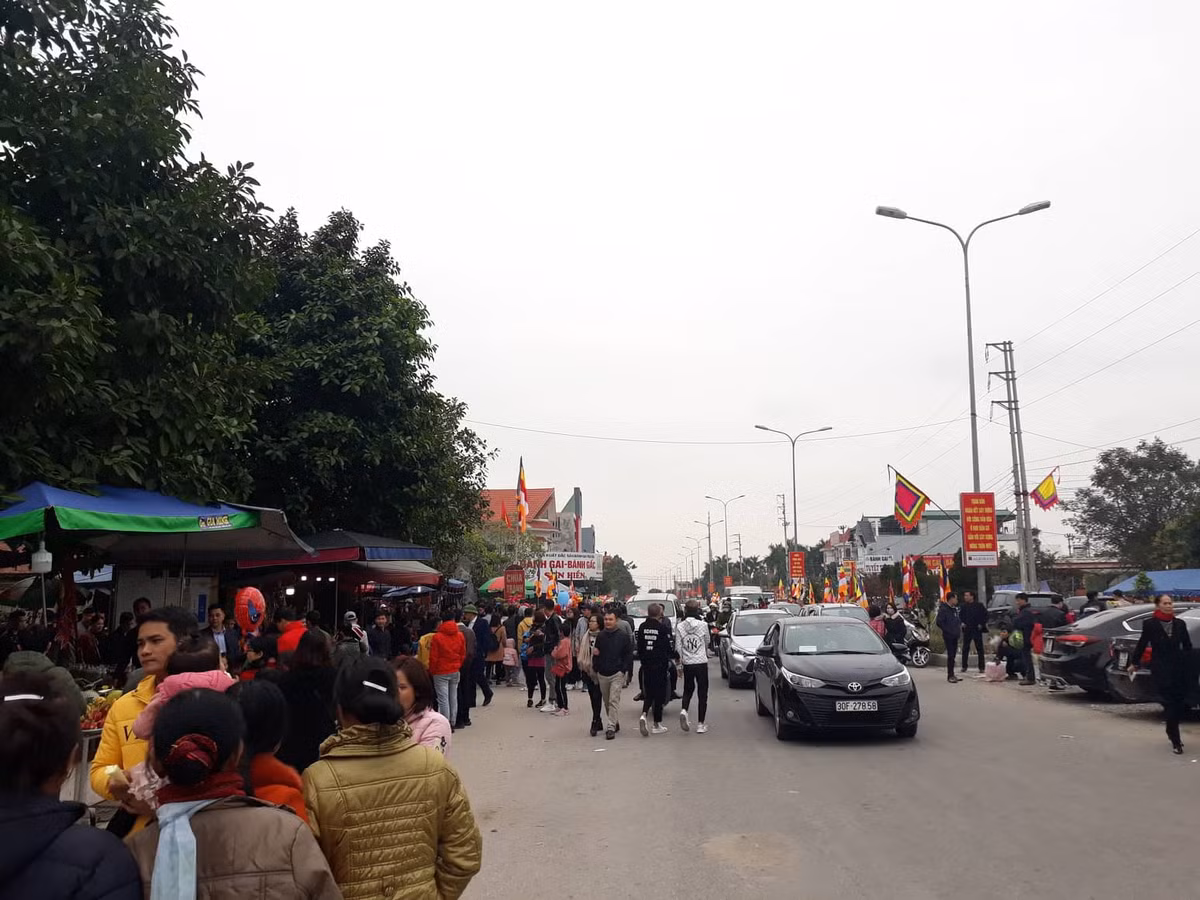 Tại di tích đền Tranh thờ Quan lớn Tuần Tranh thuộc xã Đồng Tâm (Ninh Giang) những ngày đầu xuân Canh Tý cũng thu hút hàng nghìn du khách thập phương đến vãn cảnh, dâng hương.