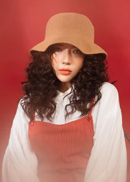 Cũng thuộc công ty của Châu Đăng Khoa giống Orange, LyLy tên thật là Nguyễn Hoàng Ly. Cô là nhạc sĩ kiêm ca sĩ.