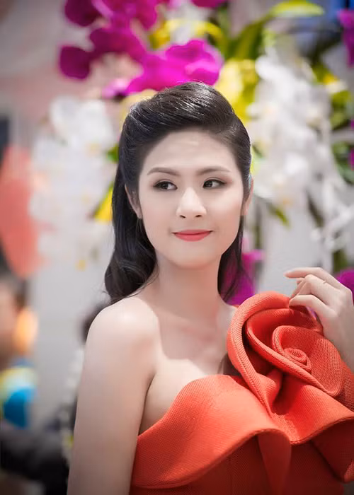 Ngọc Hân khoe vai trần gợi cảm với mẫu váy lệch vai.