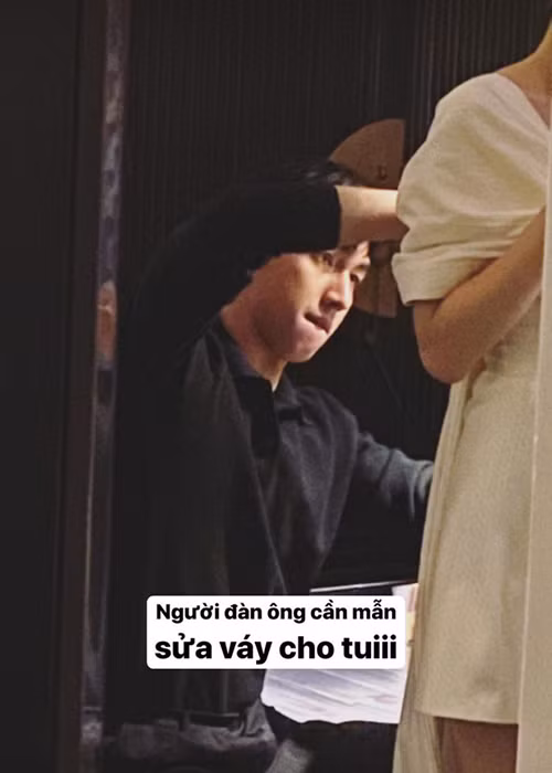 Nàng á hậu từng khoe được bạn trai sửa váy, chỉnh giày.