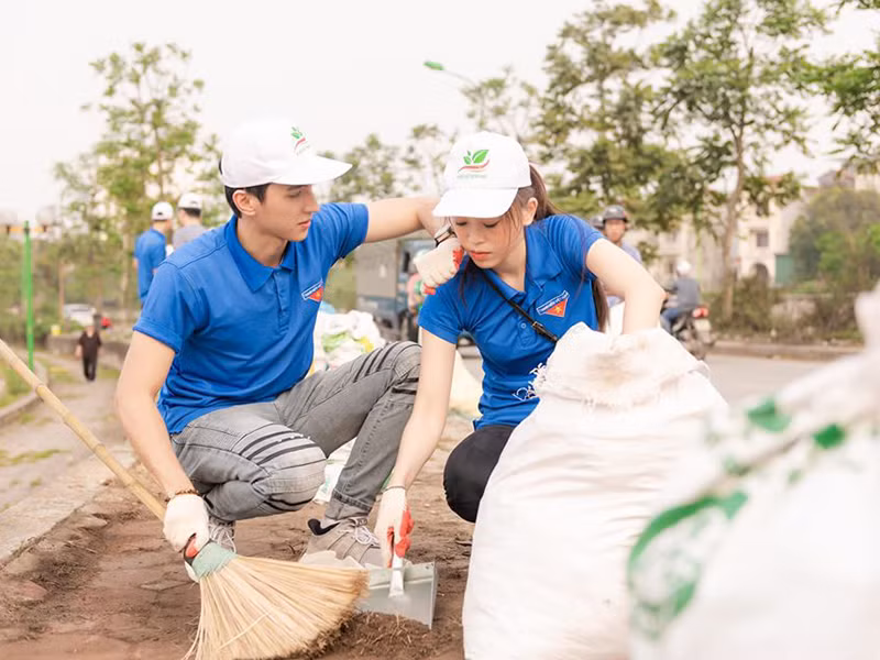 Bình An ân cần lau mồ hôi cho Phương Nga khi cả hai tham gia hoạt động thiện nguyện.