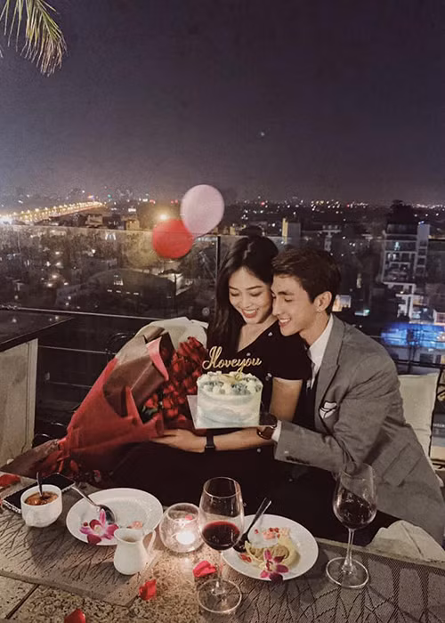 Cách đây đúng 1 năm, Phương Nga - Bình An lần đầu tiên thừa nhận chuyện hẹn hò sau nhiều lần vướng nghi vấn.