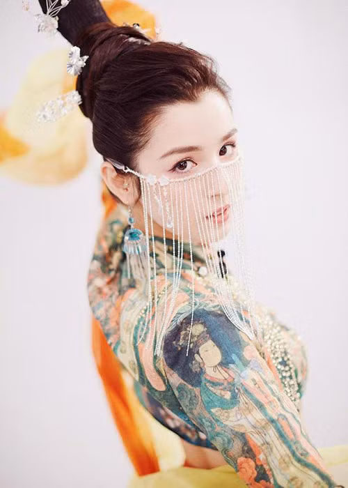 Chỉ nhờ gương mặt xinh đẹp, Khắc Tư nhận được nhiều sự ưu ái từ các đài truyền hình và nhà sản xuất show ở Trung Quốc.