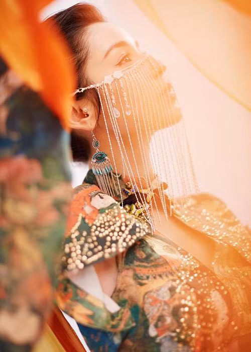 Cô thường được so sánh với những mỹ nhân Tân Cương nổi tiếng như Đồng Lệ Á, Địch Lệ Nhiệt Ba, Cổ Lực Na Trát.