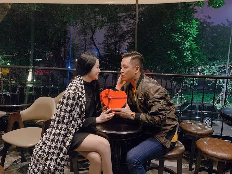 Dịp sinh nhật, Valentine, Hương Baby còn tặng ông xã những món quà.