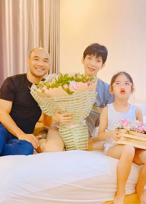 "Bây giờ có hai người yêu rồi, nên phải mua bông cho cả hai. Nếu không sẽ có một người ganh tị. Người này mà giận lên sẽ tốn tiền đồ chơi lắm. Happy Valentines vợ và con, năm nay là năm đầu tiên của gia đình mình. Mọi ngày như là ngày hôm nay. Lúc nào cũng thương vợ và con", ông xã Xuân Lan viết.