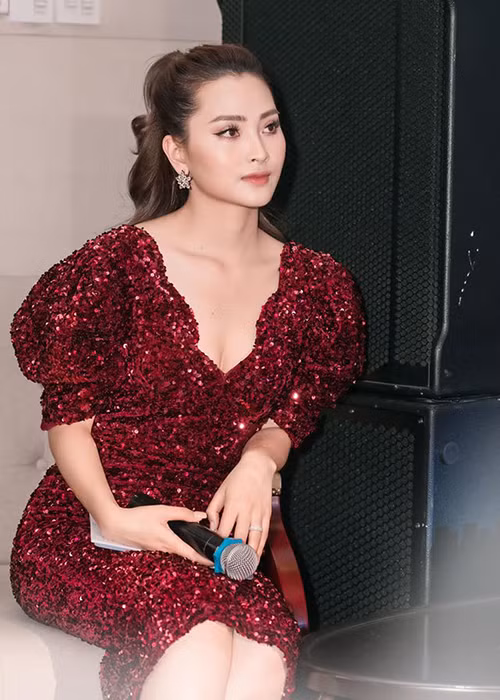Mới đây, trên trang cá nhân, MC Mù Tạt (Huyền Trang) công khai đoạn tin nhắn được gạ đi ăn tiệc cùng khách với giá 18.000 USD.