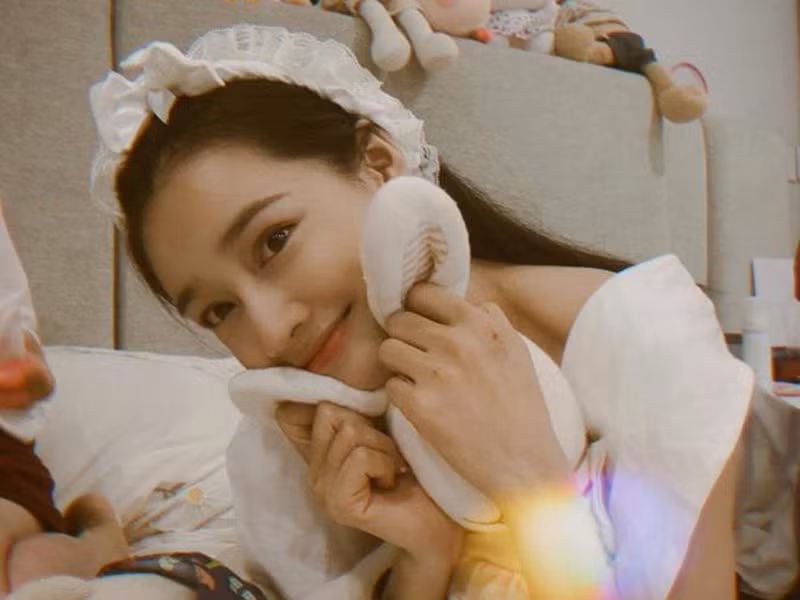Trước diễn biến ngày càng phức tạp của bệnh viêm phổi cấp do virus Corona, Nhã Phương tìm mua khẩu trang cho con gái.