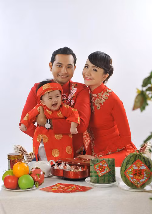 Con trai của Huỳnh Đông - Ái Châu có tên thân mật là Happy. Bé lúc nào cũng tươi cười và ngày càng đáng yêu.
