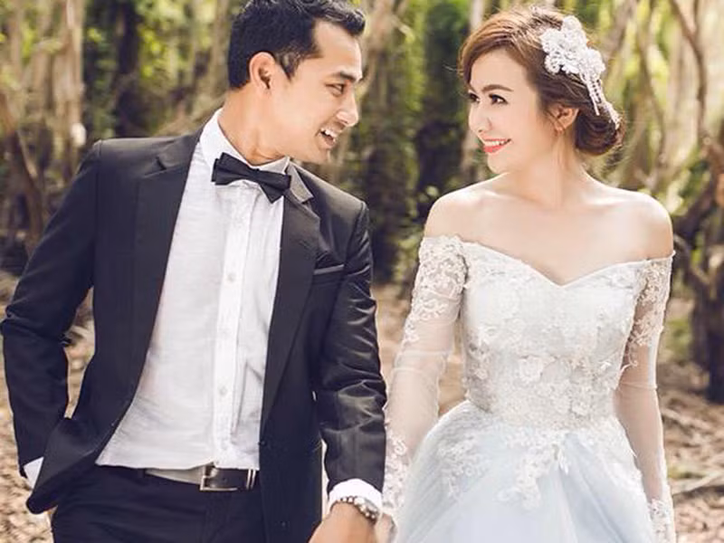 Lễ đính hôn của cặp đôi diễn ra vào tháng 11/2014. Tiếp đó, tháng 1/2015, Ái Châu và Huỳnh Đông tổ chức đám cưới.