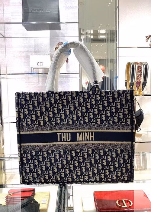 Ông xã ngoại quốc tặng Thu Minh chiếc túi Dior Book Tote, có khắc tên nữ ca sĩ.