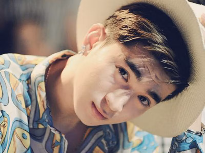 “Lúc mới làm nghề, để Chi Dân làm MV, mua bài hát, mẹ Chi Dân cũng phải đi mượn nợ cho Chi Dân làm”, nam ca sĩ chia sẻ về giai đoạn khó khăn của sự nghiệp.