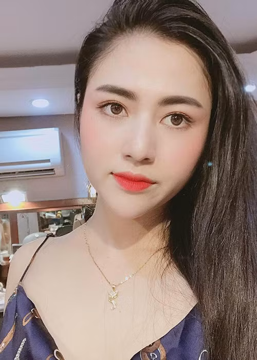 Cô hiện là một trong những diễn viên của Nhà hát Kịch Hà Nội.