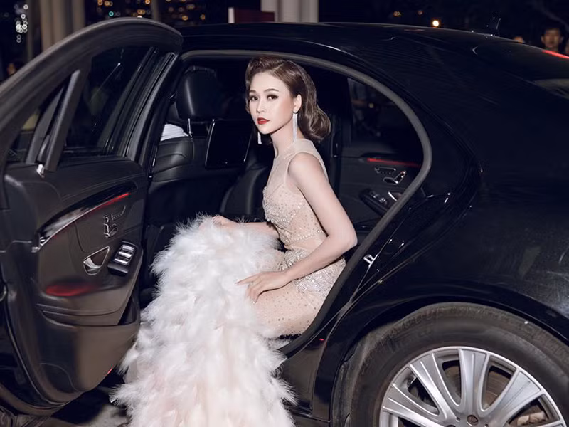 Sam không sở hữu chiều cao lý tưởng. Bù lại, gương mặt xinh đẹp, trẻ trung cùng vóc dáng thon gọn, gợi cảm là lợi thế giúp Sam được yêu thích.