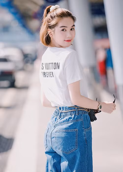Ngọc Trinh khiến cánh mày râu mê mẩn vì ngoài vóc dáng gợi cảm, cô còn sở hữu gương mặt trẻ trung không tuổi.