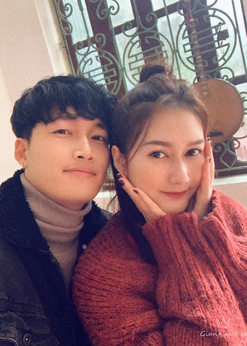 Hương Giang từng trải qua 1 lần đổ vỡ và có 1 cô con gái. Hiện tại, cô hẹn hò diễn viên Đình Tú.