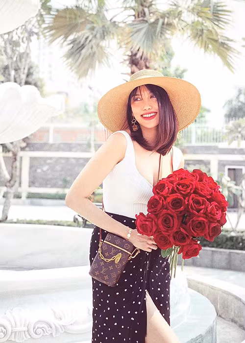 Người đẹp sinh năm 1992 hiện có cuộc sống viên mãn bên chồng đại gia và con trai.