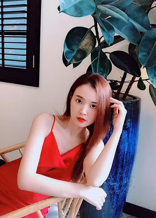 Sau ồn ào với Phan Thành, Midu càng trở nên kín tiếng về chuyện tình cảm. Hiện tại, cô bị fan gán ghép với Harry Lu và Quốc Trường.