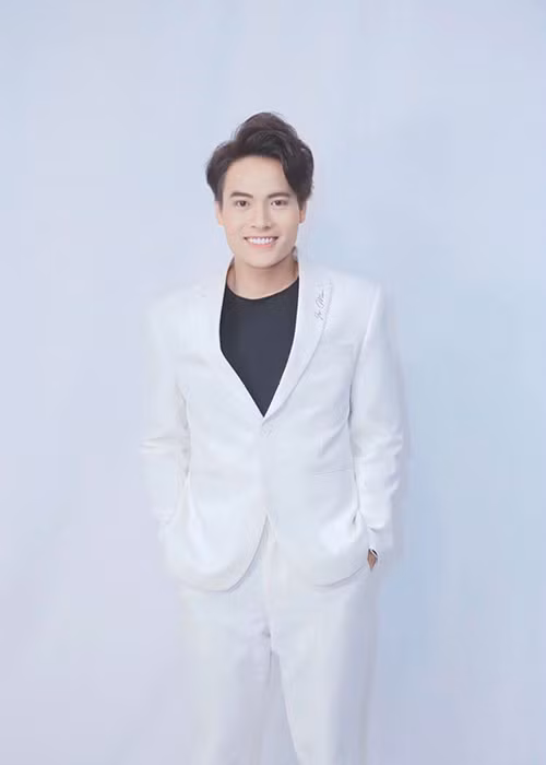 Võ Tấn Phát sinh năm 1995 tại Vĩnh Long, tốt nghiệp Đại học Sân khấu Điện ảnh TP.HCM năm 2016.