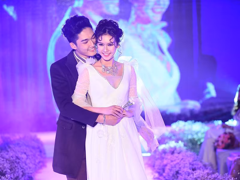 Chuyện tình cảm giữa Đình Tú và Hương Giang đến nay vẫn tốt đẹp.