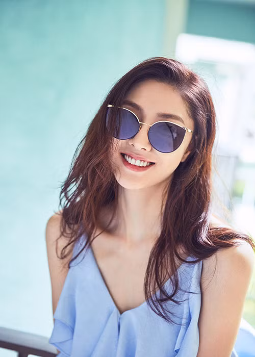 Seo Dan của "Hạ cánh nơi anh" sinh năm 1984, sở hữu gương mặt xinh đẹp, chiều cao 1m7, thân hình cân đối, gợi cảm.