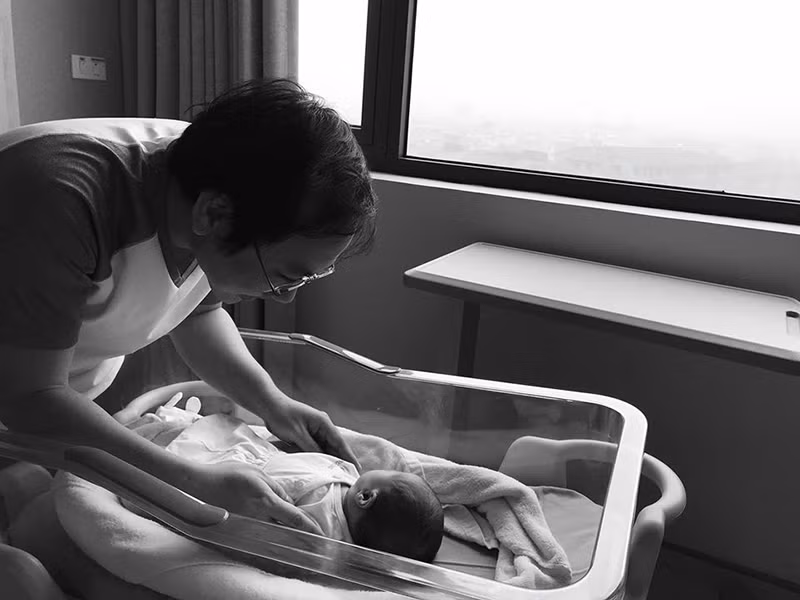 Phí Linh chia sẻ hình ảnh ông xã và con gái sau ca "vượt cạn" thành công.