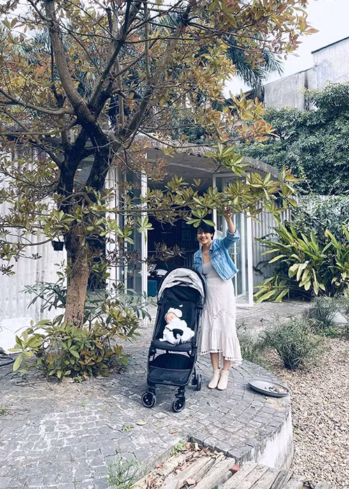 Mới đây, vợ chồng Phí Linh đưa con gái ra ngoại ô tận hưởng không khí trong lành.
