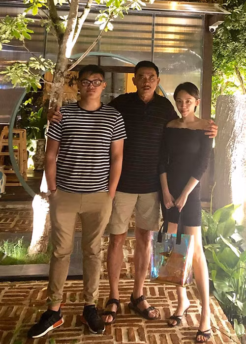 Tóc Tiên có hai cậu em trai, là con nhà nòi về học tập.