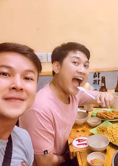 "Thánh hát nhép" thừa nhận, ban đầu anh chủ động chinh phục vì thích cái đẹp còn Thanh Tú tò mò về cuộc sống của nghệ sĩ.