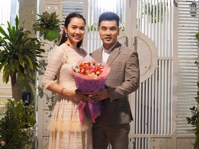 Để mừng Lễ Tình nhân 14/2, Ưng Hoàng Phúc ầm thầm tặng bà xã Kim Cương bánh và hoa khiến cô bật khóc.