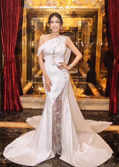 Từ khi còn trẻ, Hà Kiều Anh vốn đã kinh doanh. Hiện tại, cô là một trong ba hoa hậu giàu bậc nhất Việt Nam cùng với Trương Ngọc Ánh và Ngô Mỹ Uyên.