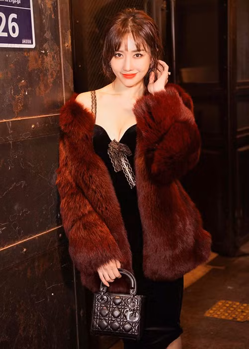 Hari Won mang dòng máu lai Việt - Hàn. Cô sở hữu gương mặt xinh đẹp, vóc dáng thon gọn, gợi cảm.