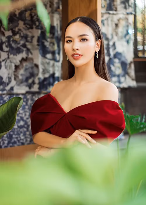 Hình ảnh Quỳnh Nga diện váy trễ vai khoe vẻ gợi cảm hút mọi ánh nhìn.
