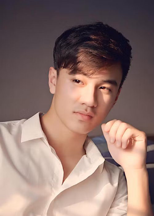 Anh hiện đầu quân cho Nhà hát Tuổi trẻ Việt Nam.