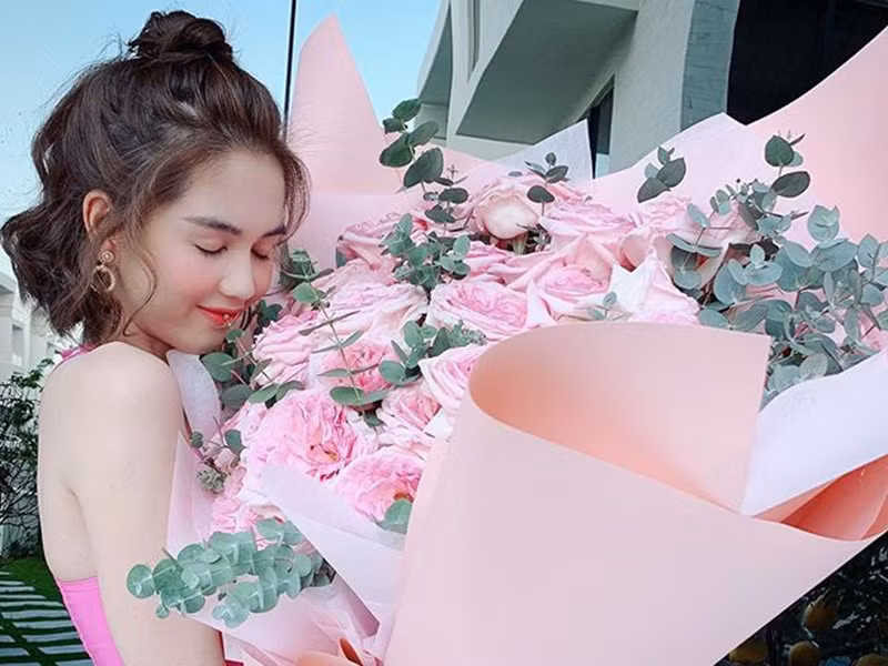 Chia sẻ của Ngọc Trinh khiến bạn bè, người hâm mộ đồn đoán rằng người đẹp gốc Trà Vinh có tình mới kém tuổi sau một thời gian chia tay bạn trai đại gia hơn nhiều tuổi.