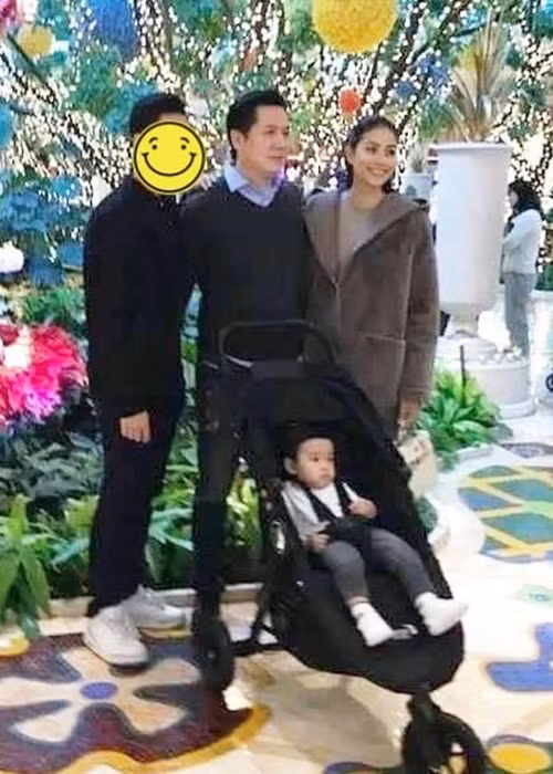 Trên mạng xã hội, có tin đồn bạn trai của Phạm Hương là Bobby Phước Trần, CEO của một công ty sáng lập, điều hành trên nhiều lĩnh vực xuất - nhập khẩu hàng hóa, xe hơi từ Mỹ sang châu Á, khu nghỉ dưỡng, đầu tư hỗ trợ các doanh nghiệp mới thành lập. Về đời tư, anh từng ly hôn và có hai con riêng.