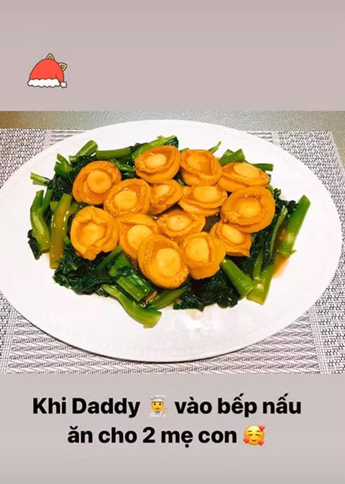 Nàng hoa hậu gốc Hải Phòng không giấu niềm hạnh phúc khi được bạn trai vào bếp nấu ăn.
