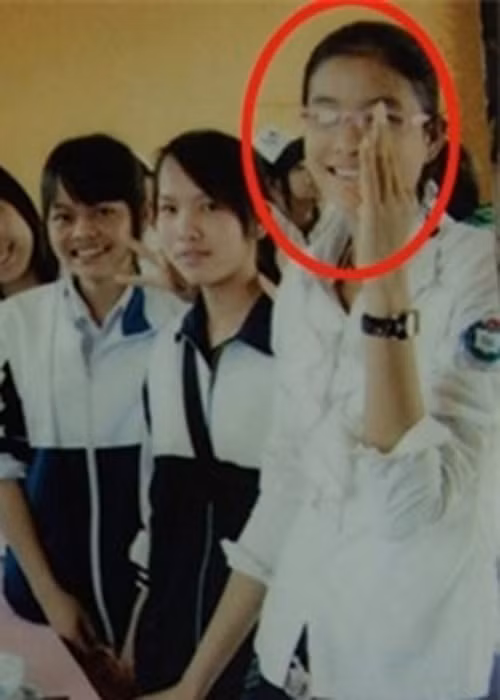 Hình ảnh Phạm Hương cao gầy, đeo kính cận khi học trung học phổ thông.