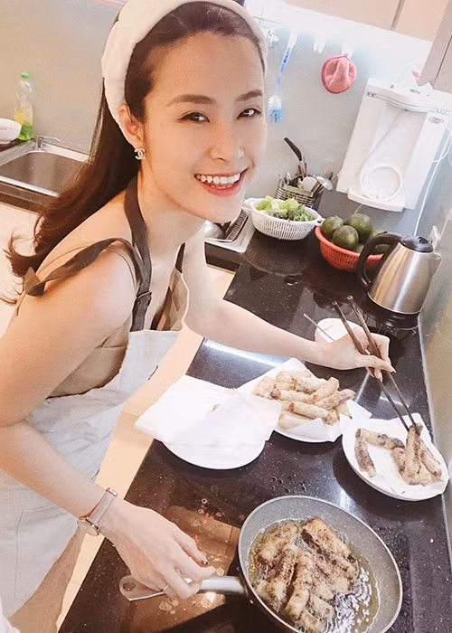 Mới đây, Đông Nhi chia sẻ khoảnh khắc làm món ăn đêm trong lúc chờ Ông Cao Thắng đi họp về.
