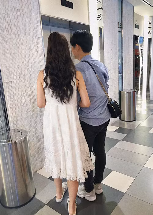 Gần đây, khi đăng tải hình ảnh xách túi hộ vợ, Ông Cao Thắng cũng hóm hỉnh chia sẻ: "Tự nhiên 'bị' cho đeo có chiếc nhẫn xong cái thành ông nội trợ".