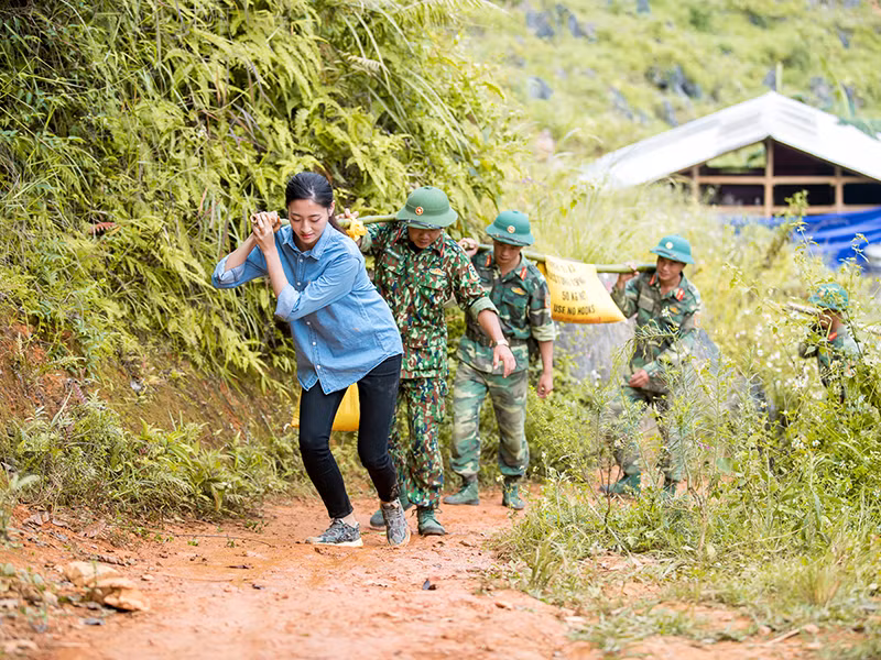 Trước khi lên đường dự thi, đại diện Việt Nam dồn nhiều tâm huyết thực hiện dự án nhân ái mong muốn cải thiện đời sống cho người dân 2 xóm Lũng Lìu và Lũng Lạ, tỉnh Cao Bằng.