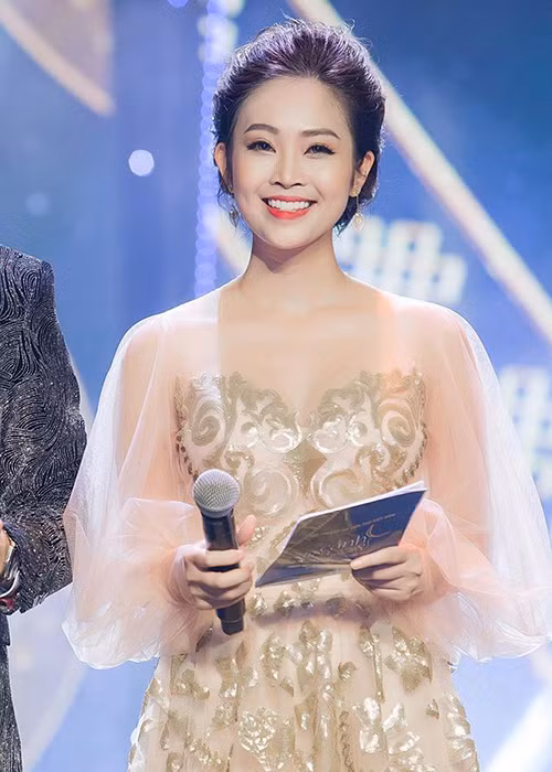 Thùy Linh được khán giả đặt biệt danh “MC có nụ cười đẹp nhất VTV”.