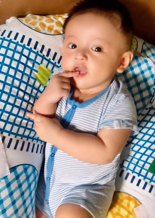 Đức Thịnh chia sẻ khoảnh khắc đáng yêu của con trai thứ 2 kèm chia sẻ hài hước bé đang làm duyên.