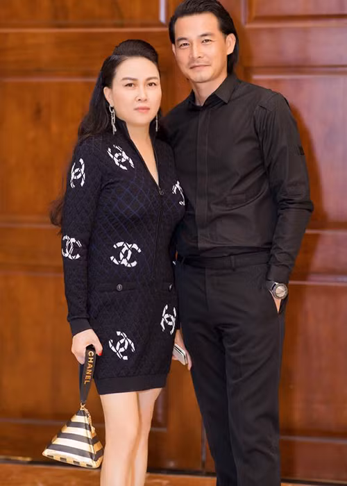 Chuyện tình của Quách Ngọc Ngoan và Phượng Chanel từng làm hao tốn nhiều giấy mực của báo chí khi anh có mối quan hệ khá mập mờ với doanh nhân hơn tuổi giữa ồn ào ly hôn Lê Phương.